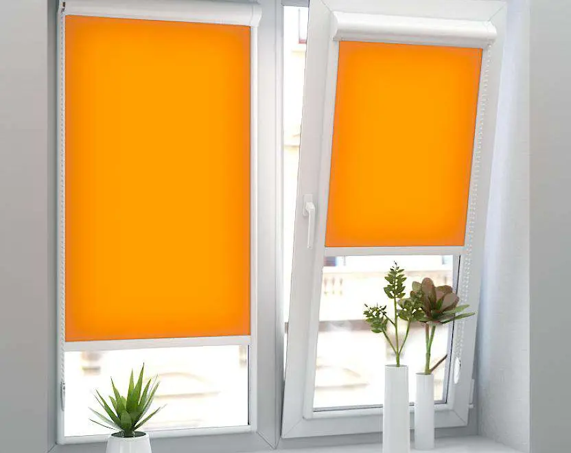 Oranžas kasešu rullo žalūzijas uz PVC loga vērtnēm ar sānu vadotnēm