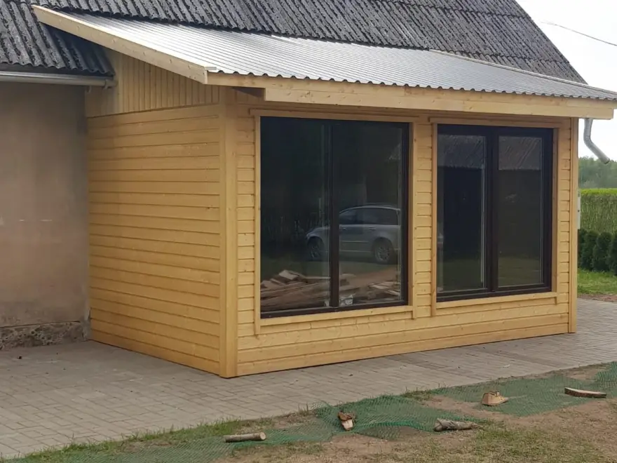 Logu maiņa koka ēkā ar saglabātu fasādes izskatu