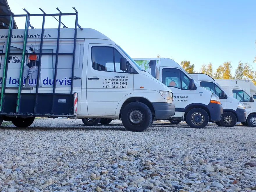 Logu piegādes auto ar stiklojuma turētāju pirms izbraukuma uz objektu