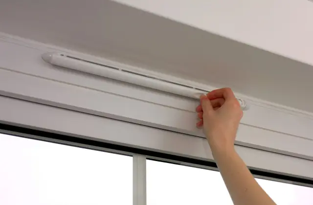 Logu ventilācijas vārsts uzstādīts loga augšdaļā