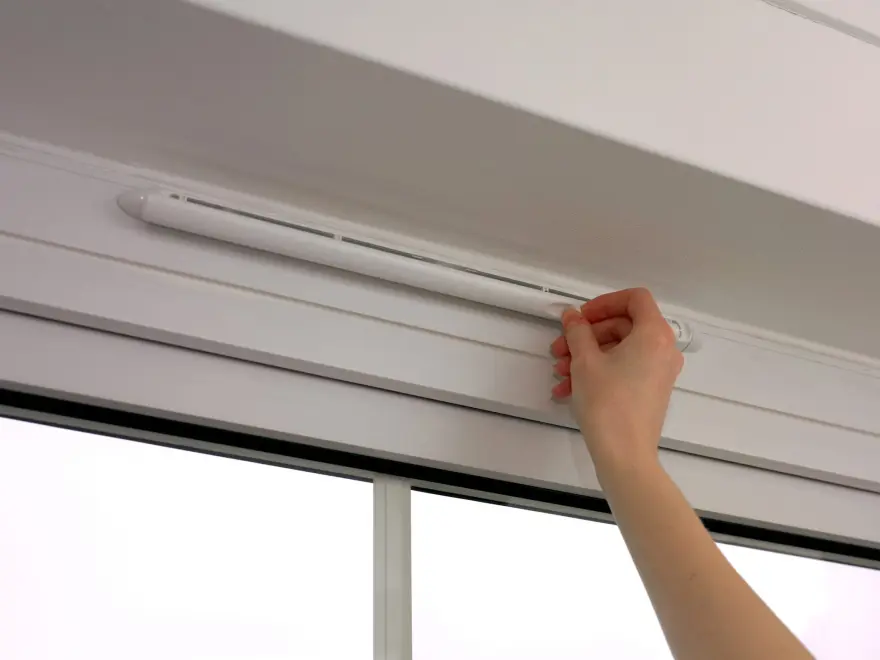 Logu ventilācijas vārsts uzstādīts loga augšdaļā