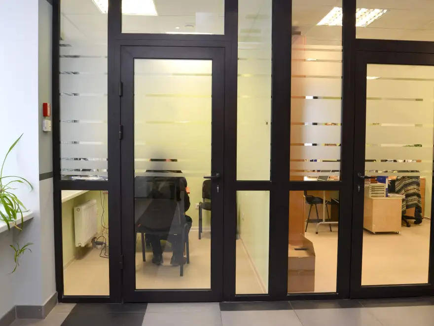 PVC iekšdurvis ar stiklojumu biroja telpu sadalīšanai