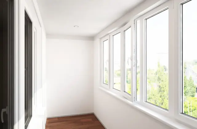 Ar PVC logu sistēmu iestiklota lodžija ar koka grīdu